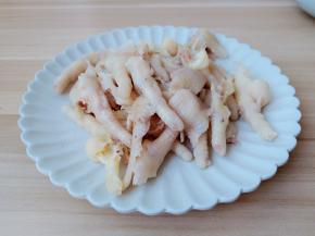 冰水泡好的鸡爪去除鸡爪的大骨。