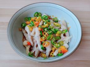 把鸡爪放入碗里加入辣椒圈。