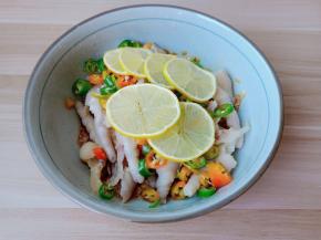 加入柠檬片搅拌均匀。