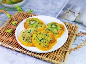 甜椒豆苗鸡蛋饼做好啦！装饰两片猕猴桃。