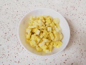 香蕉去皮切成小丁。