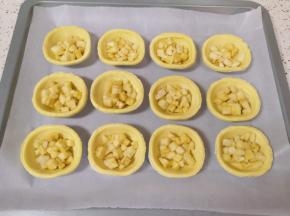 将香蕉丁放入蛋挞皮里面。