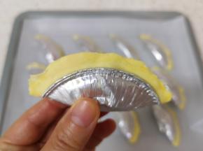 蛋挞皮对折捏紧收口。