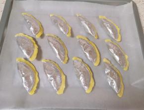 依次做完所有的香蕉酥，摆在烤盘里。烤箱上下管190度预热。