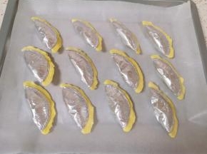 依次做完所有的香蕉酥，摆在烤盘里。烤箱上下管190度预热。