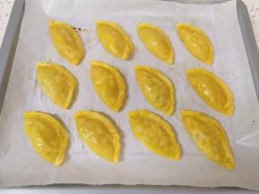 15分钟之后取出烤盘，将蛋挞皮外面的锡纸壳去掉。