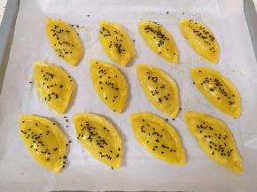 刷上一层蛋黄液，撒上熟黑芝麻，继续送入烤箱，上下管190度烤8-10分钟。