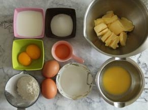 准备好两部分的材料，奶油霜部分黄油提前切成小块进行软化（给晒个日光浴就好）。蛋糕体用黄油和牛奶一起，隔着温水融化混合。