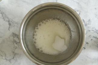 鸡蛋2个分离蛋黄和蛋白。蛋白放入无水无油盆中，高速进行打发，打到鱼眼泡加入1/3细砂糖，打到细密小泡再加1/3细砂糖，打到有纹路加入最后的细砂糖。