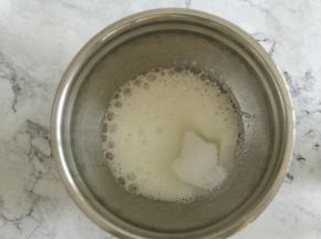 鸡蛋2个分离蛋黄和蛋白。蛋白放入无水无油盆中，高速进行打发，打到鱼眼泡加入1/3细砂糖，打到细密小泡再加1/3细砂糖，打到有纹路加入最后的细砂糖。