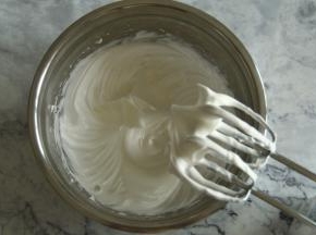 打到如图，干性发泡，提起打蛋头小短尖状态。打好蛋白就可以开始预热烤箱，上下180度。