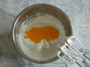 分2次加入蛋黄，开中速每次打到蛋黄和蛋白霜混合均匀再加下一次。