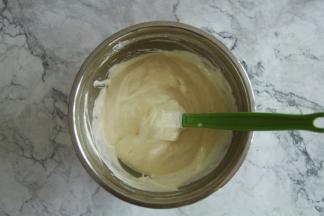 然后倒回到大盆中，再次翻拌均匀。拌好的面糊，细腻有光泽。