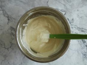 然后倒回到大盆中，再次翻拌均匀。拌好的面糊，细腻有光泽。