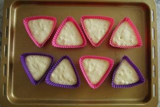 然后装入裱花袋中，剪口挤入预备好（提前洗净晾干）的硅胶模具中，八分满。可以轻拍烤盘底部，将大气泡拍出。