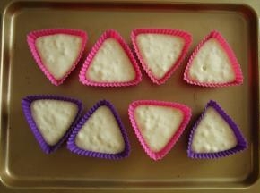 然后装入裱花袋中，剪口挤入预备好（提前洗净晾干）的硅胶模具中，八分满。可以轻拍烤盘底部，将大气泡拍出。