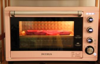 放入预热好的烤箱中层，上下160，烤22分钟。烤到表面金黄，涨到最高点略微回落。