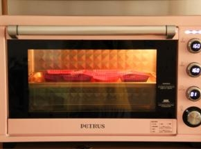 放入预热好的烤箱中层，上下160，烤22分钟。烤到表面金黄，涨到最高点略微回落。