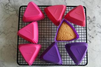 烤完，取出倒扣冷凉。然后将其脱模出来。