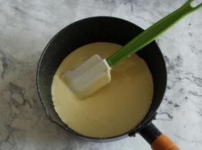 不粘小奶锅中，倒入牛奶，倒入步骤11打好的蛋黄糊。小火加热，一边加热一边搅拌，煮到混合液体变黏稠，用锅铲可以挑起，用手划过铲子上的黏稠液体，可画出一道痕迹，不会马上消失。