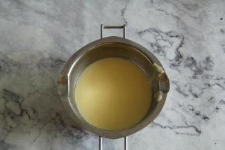 关火，将煮好的蛋奶液过滤一下，细腻顺滑。冷凉到30度以下。