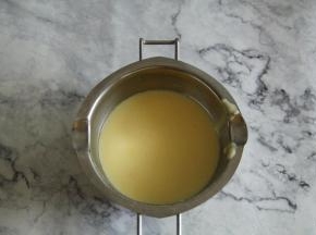 关火，将煮好的蛋奶液过滤一下，细腻顺滑。冷凉到30度以下。