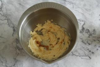 软化到可以轻易戳洞的黄油，中速打顺滑，加入香草精，继续打一会打顺滑。