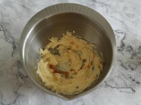 软化到可以轻易戳洞的黄油，中速打顺滑，加入香草精，继续打一会打顺滑。