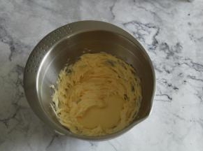 分3次加入冷好的蛋奶液，每次加入都要打到全部混合均匀，再加下一次，直到蛋奶液全部加完。搅打成顺滑的乳膏状奶油霜。