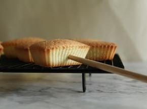 脱模好的蛋糕体，色泽金黄，用筷子在一侧戳洞，注意不要将另一侧扎穿就好。