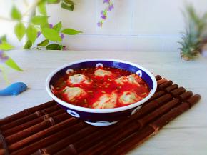 舀一勺热汤，盛入馄饨，即可享用。