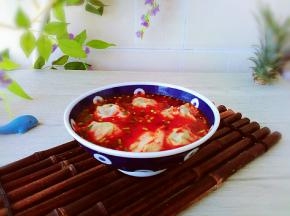 舀一勺热汤，盛入馄饨，即可享用。