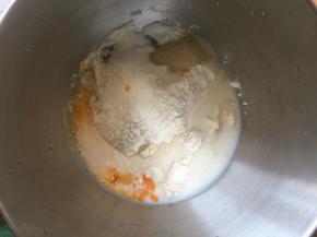 除黄油外，所有材料倒入厨师机搅拌桶中