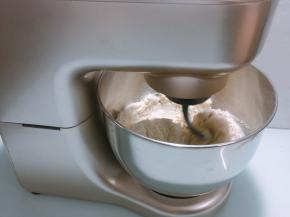 放入厨师机中选择揉面模式，开启2档揉成面团