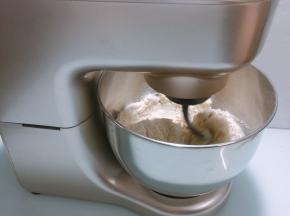 放入厨师机中选择揉面模式，开启2档揉成面团