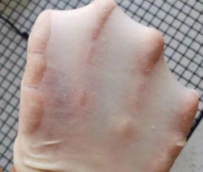 面团揉至完全阶段，面团可以拉升有较好细腻的手套膜后，就可以停止揉面