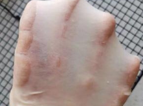 面团揉至完全阶段，面团可以拉升有较好细腻的手套膜后，就可以停止揉面