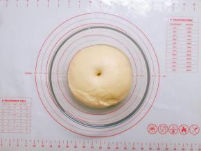 用手蘸少许面粉，戳一个洞不回缩就发酵好了