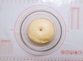 用手蘸少许面粉，戳一个洞不回缩就发酵好了