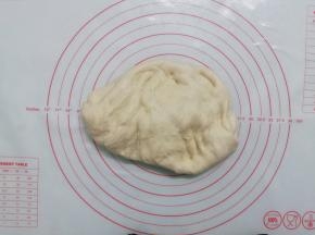 面团轻压进行排气