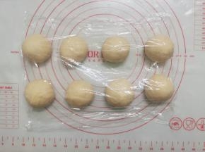 分成8份（每份47g），滚圆后盖上保鲜膜松弛15分钟