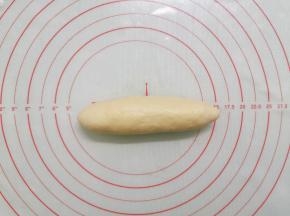 把面团反过来，从一边卷起。卷好收口朝下