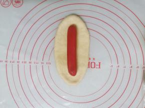 把香肠放置于面饼中间