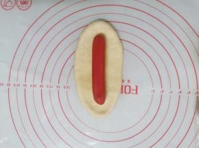 把香肠放置于面饼中间