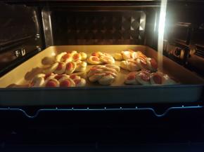 摆入烤盘上，烤箱发酵模式提前预热，温度上下30度，底部烤盘加入温水，放入面团，时间30分钟，进行二次发酵至2倍大小即可