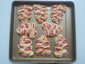 发酵好的面包胚取出在表面刷全蛋液，挤番茄酱和沙拉酱