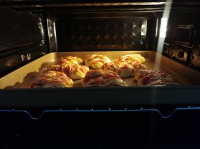 放入预热好的烤箱中层，上下火170度，20分钟左右（烤10分钟的时可盖锡纸避免上色重