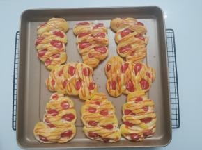 金灿灿的面包出炉了，看着很有食欲