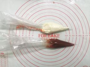 面包胚在二发的同时，将番茄酱和沙拉酱装入裱花袋备用