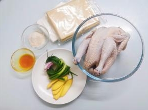 备好食材，将鸡洗净，去头去尾备用